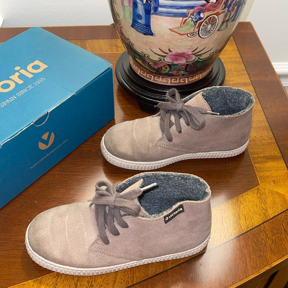 VICTORIA SHOES SPAIN Kids Taupe Suede Lace Up Low Boots Sz. 12.5 EU 30 - GUC! - Picture 4 of 5